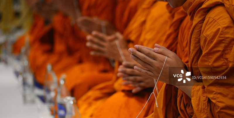 佛教僧人在佛教宗教仪式上祈祷。图片素材
