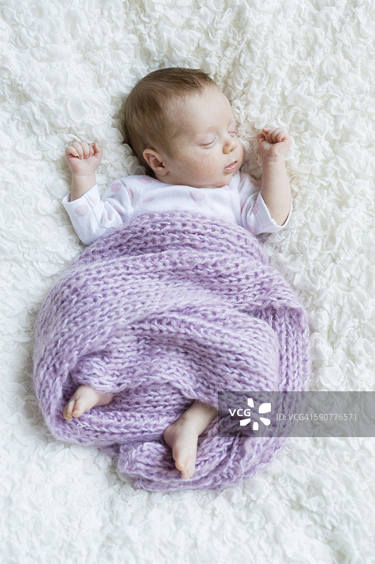 熟睡的新生女婴图片素材