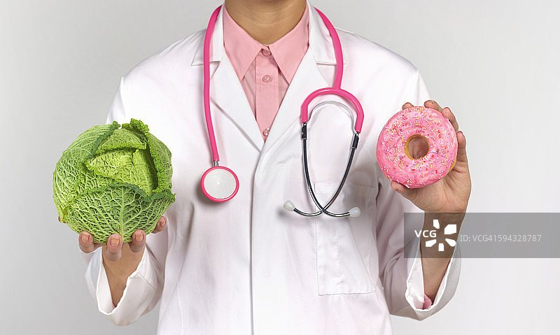 健康和不健康食物的营养师图片素材