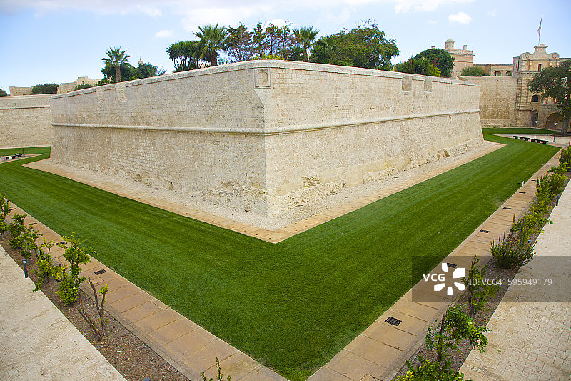 马耳他姆迪纳的草坪和坚固的城墙图片素材