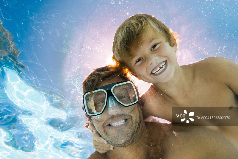 爸爸和儿子在水下玩自拍图片素材