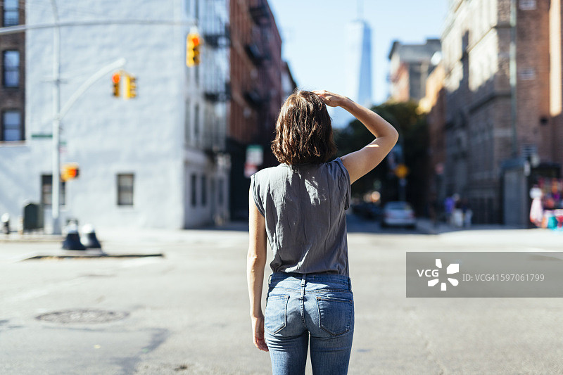 美国，纽约市，一个年轻女子站在街上的背影图片素材