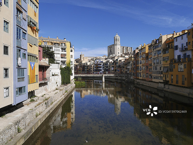 西班牙，赫罗纳，奥尼亚尔河与圣玛丽亚德赫罗纳大教堂的背景图片素材