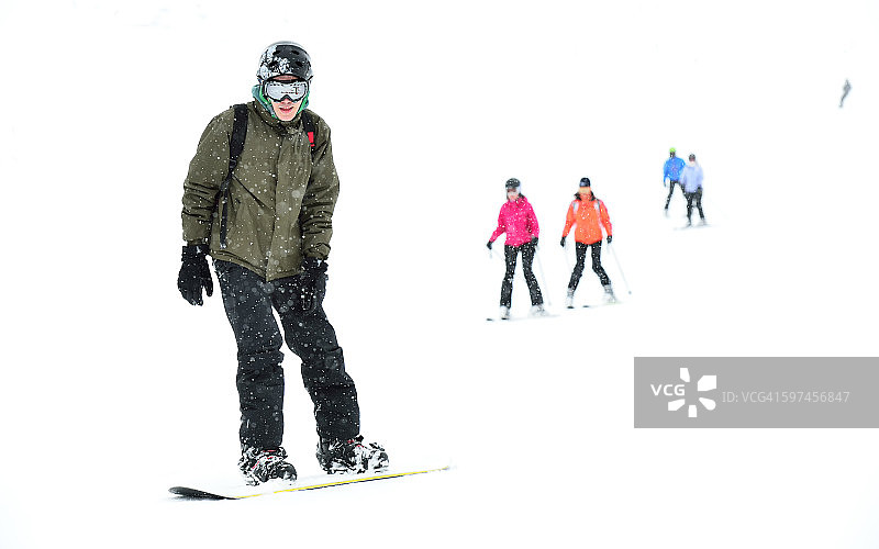 滑雪运动员和女孩们图片素材
