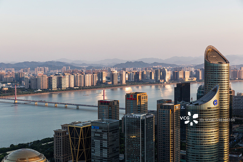 中国杭州，钱塘江畔，摩天大楼林立的市中心CBD图片素材