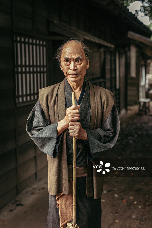 拿着草扫帚的日本老人图片素材