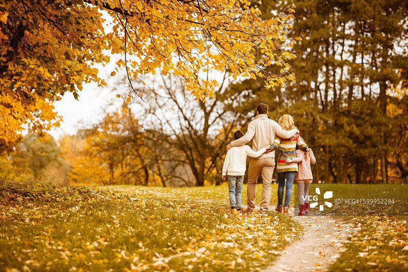 秋天一家人在公园散步图片素材