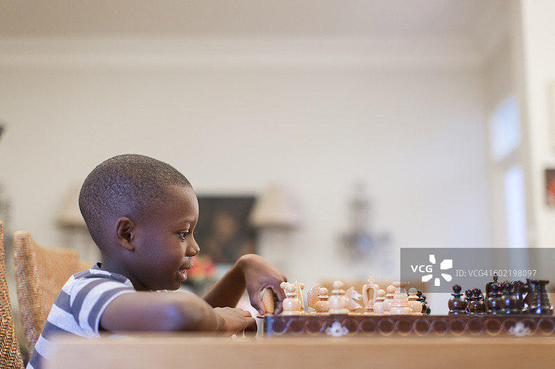 男孩(8-9岁)下棋，开普敦，南非图片素材