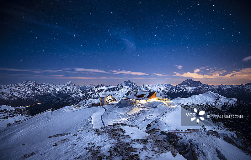 意大利，南蒂罗尔，白云石，拉加祖伊，阿尔卑斯小屋的夜晚图片素材