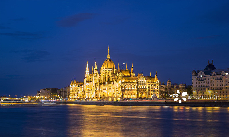 匈牙利布达佩斯，议会大厦在夜晚灯火通明图片素材