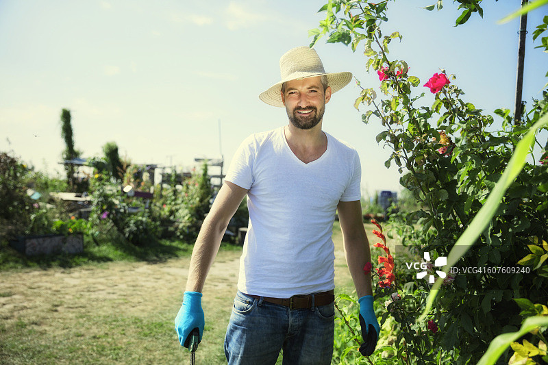 在城市花园工作的快乐男人图片素材