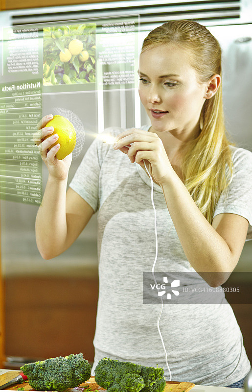 一个女人在查看柠檬的营养信息图片素材