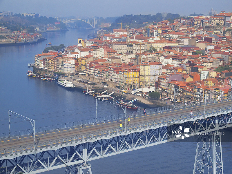 葡萄牙、波尔图、Cais da Ribeira 景观和路易斯一世桥图片素材