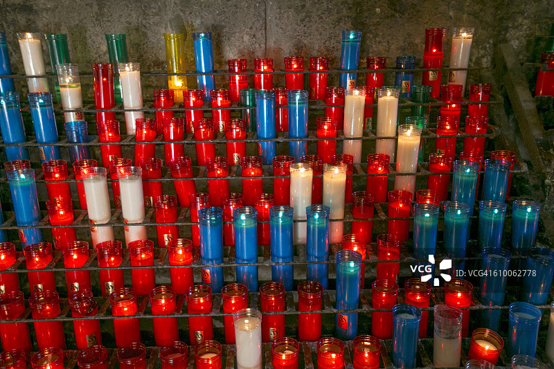 近距离观看教堂内点燃的祈祷蜡烛图片素材