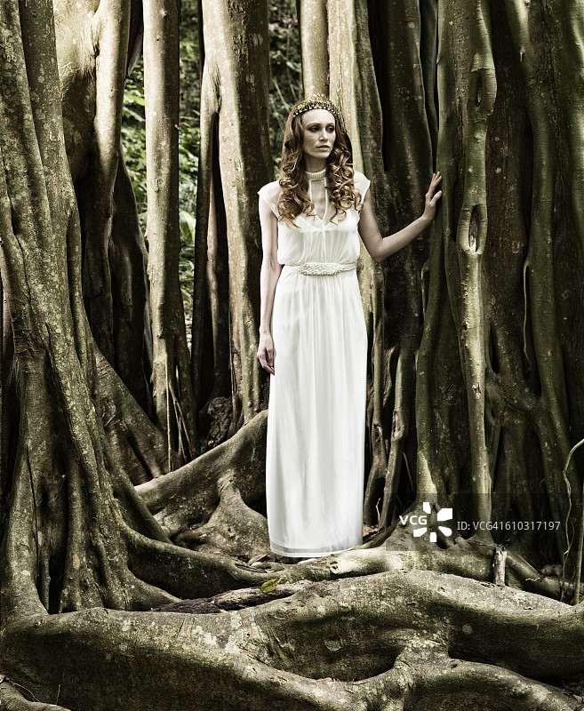 站在远古森林里的女人图片素材