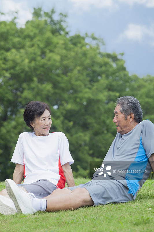 一位日本老人坐在草坪上图片素材