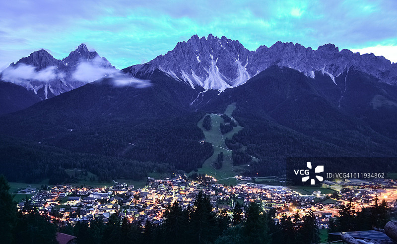 在意大利南蒂洛尔的多洛米特山的Haunold山下，Innichen在黄昏时分被照亮图片素材