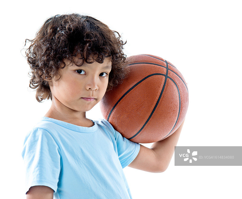 一个小男孩拿着一个篮球，背景是白色图片素材