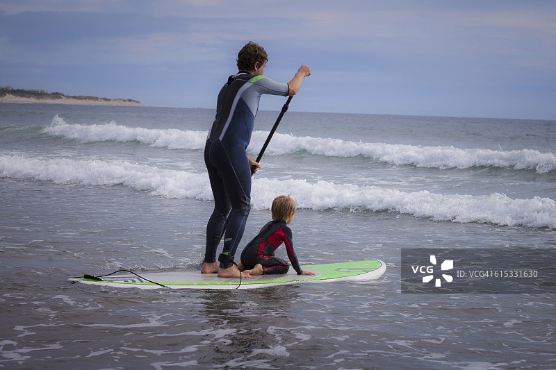 父亲和他的儿子在海上冲浪，维亚纳多卡斯特罗，北地区，葡萄牙图片素材