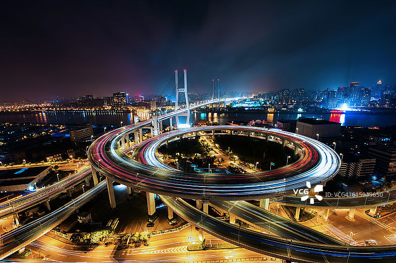 上海繁忙天桥夜间鸟瞰图图片素材