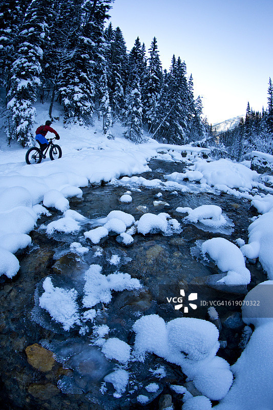 冬季雪地骑胖自行车图片素材