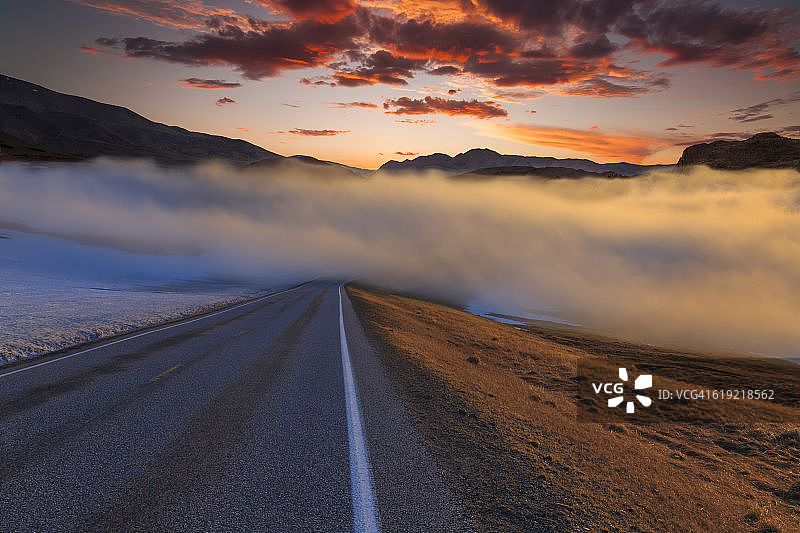 日落时那条路有雾。挪威图片素材
