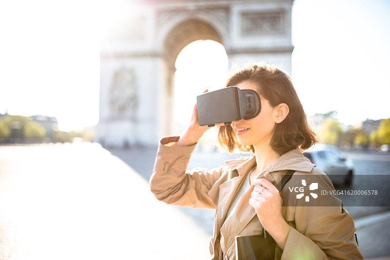 一个在巴黎使用虚拟现实模拟器的女人图片素材