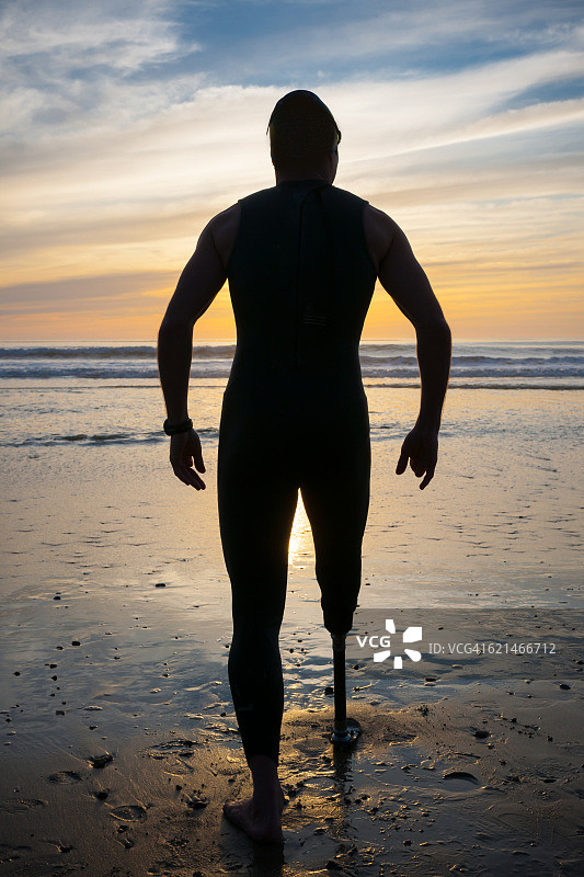 海滩上运动员的剪影与假腿图片素材