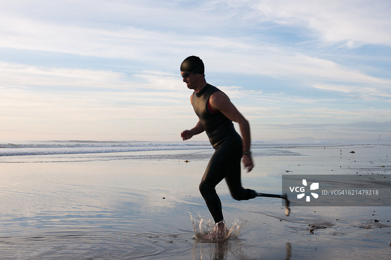 海滩上运动员的剪影与假腿图片素材