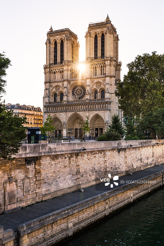 清晨的巴黎圣母院，暮色朦胧图片素材