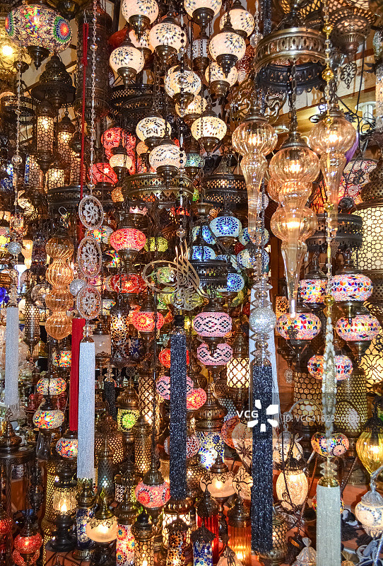 数百盏不同形状和颜色的灯在土耳其的伊斯坦布尔市集上点亮图片素材