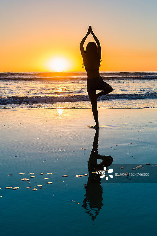女性日落瑜伽图片素材