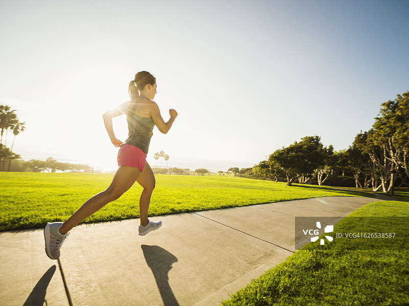 美国，加州，拉古纳海滩，年轻女子在公园里跑步图片素材