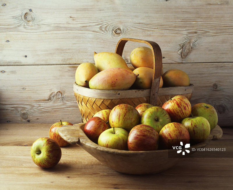 一碗一篮的苹果和芒果图片素材
