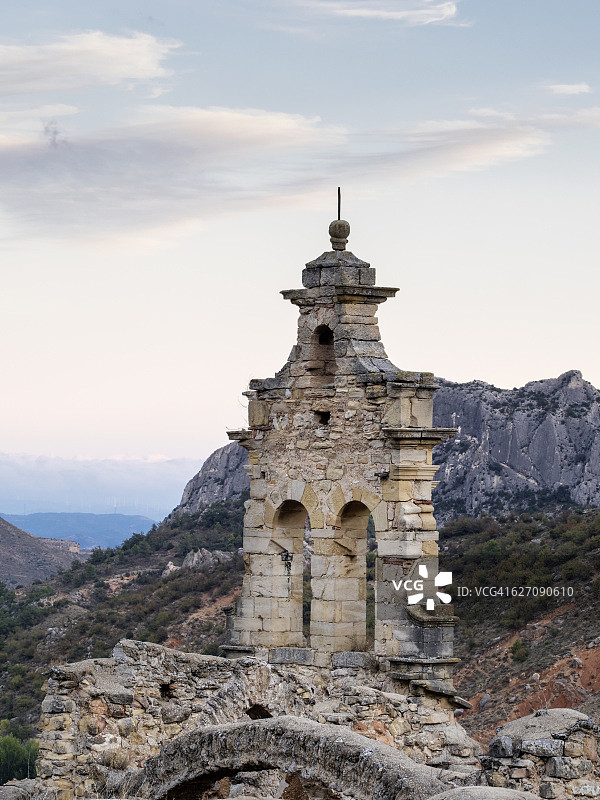 废墟中的修道院教堂的塔，直到山与山之间的黎明图片素材
