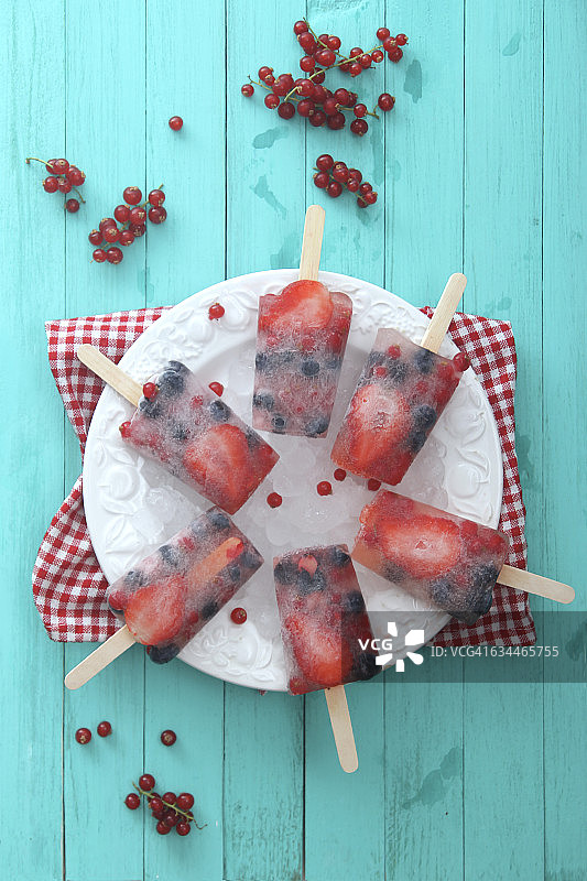 水果冰棒和新鲜的浆果在一个盘子里图片素材