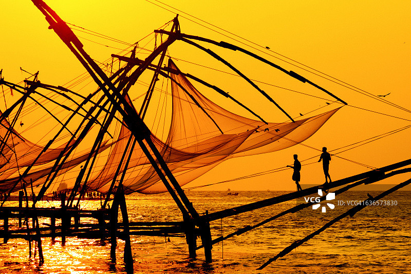 日出时分，印度科钦的中国传统渔网图片素材