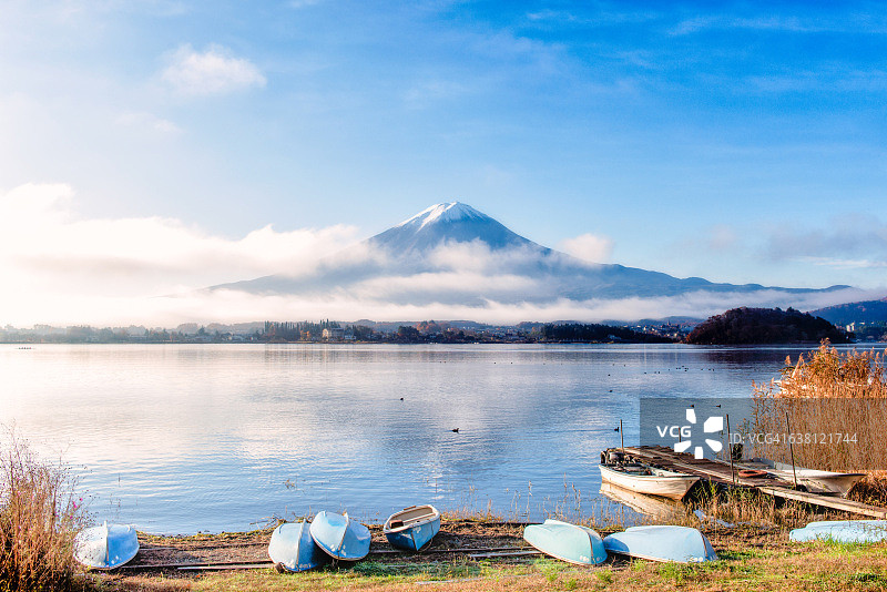 晨雾和富士山图片素材