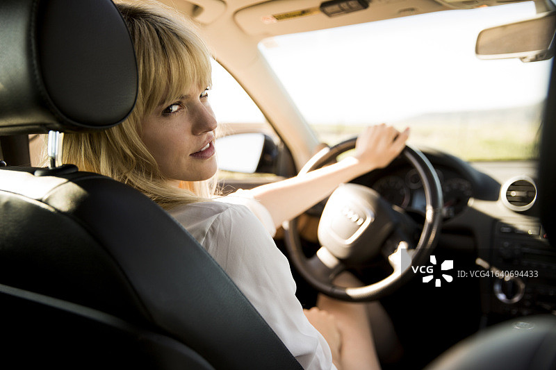 女驾驶员坐在汽车驾驶座上的女性图片素材