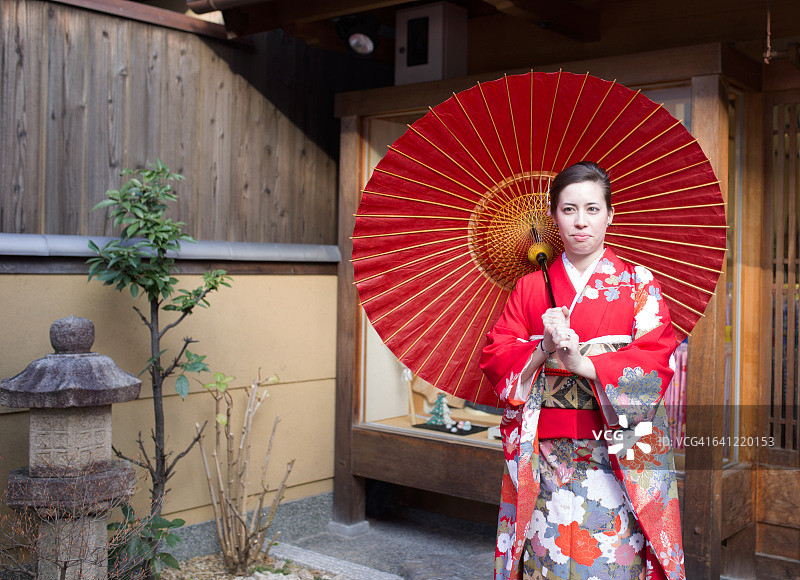 拿着红色日本伞的女人图片素材