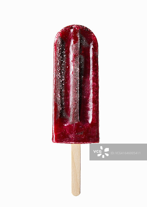 白色背景上的红莓冰棒图片素材