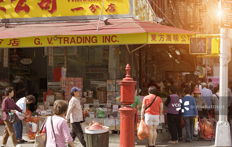 购物者在市场摊位，唐人街，曼哈顿，纽约，美国图片素材