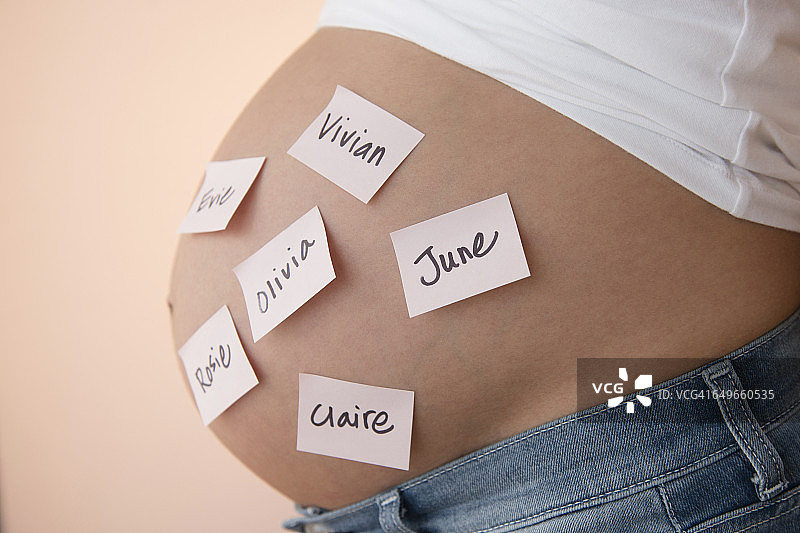 怀孕的白人妇女的名字建议对腹部图片素材