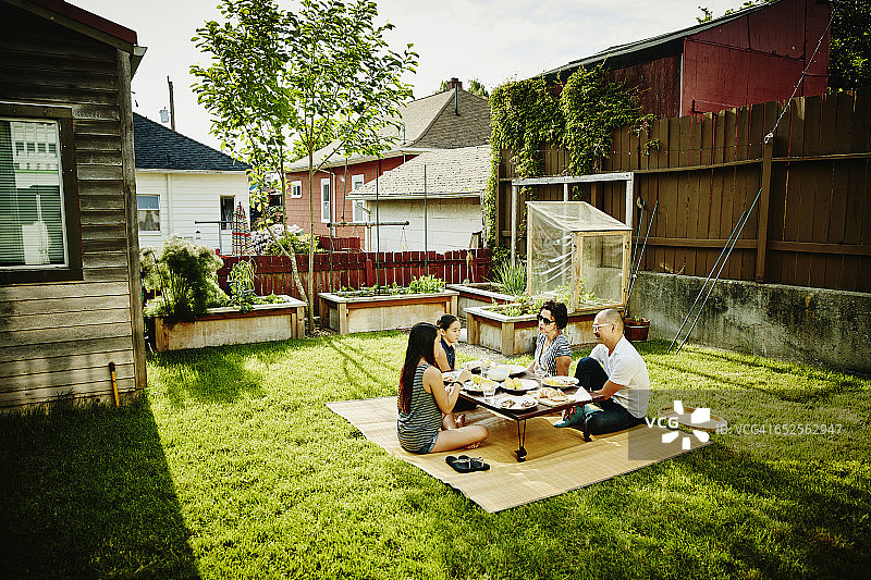 在夏天的晚上，一家人在后院吃晚餐图片素材