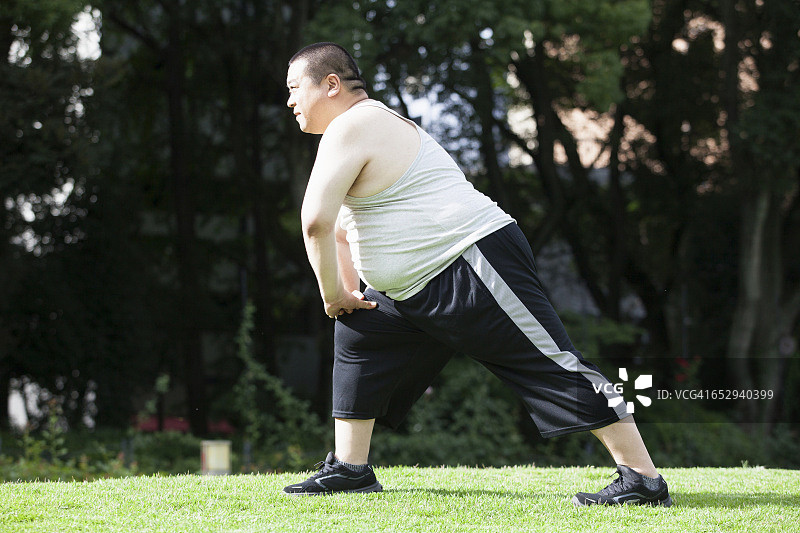 在公园里锻炼的中年日本男人图片素材