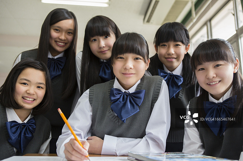 向日本女学生学习图片素材