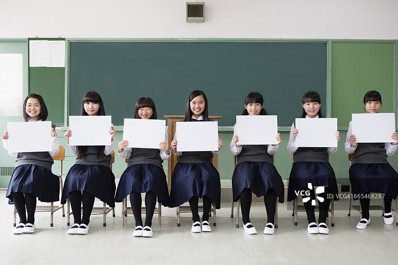 日本女学生与董事会坐在教室的一排图片素材