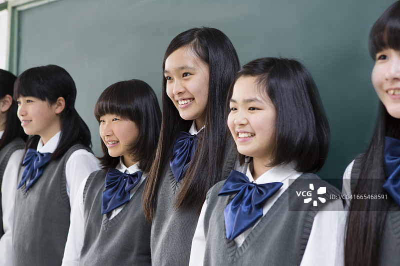 日本女学生站在黑板前图片素材