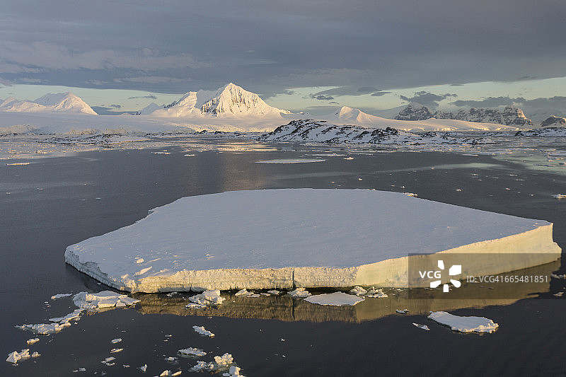 南极洲，安弗斯岛，背景是威廉山。图片素材