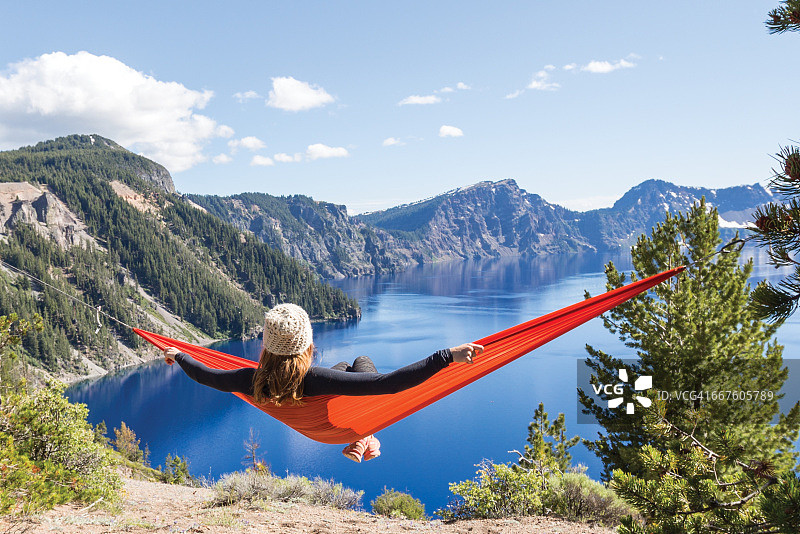 坐在吊床上看风景的女人，火山口湖，美国俄勒冈州，美国图片素材